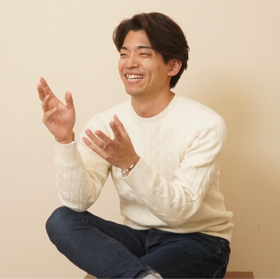 笑顔で身振りを交えて話す、共育倶楽部代表の柿木結允