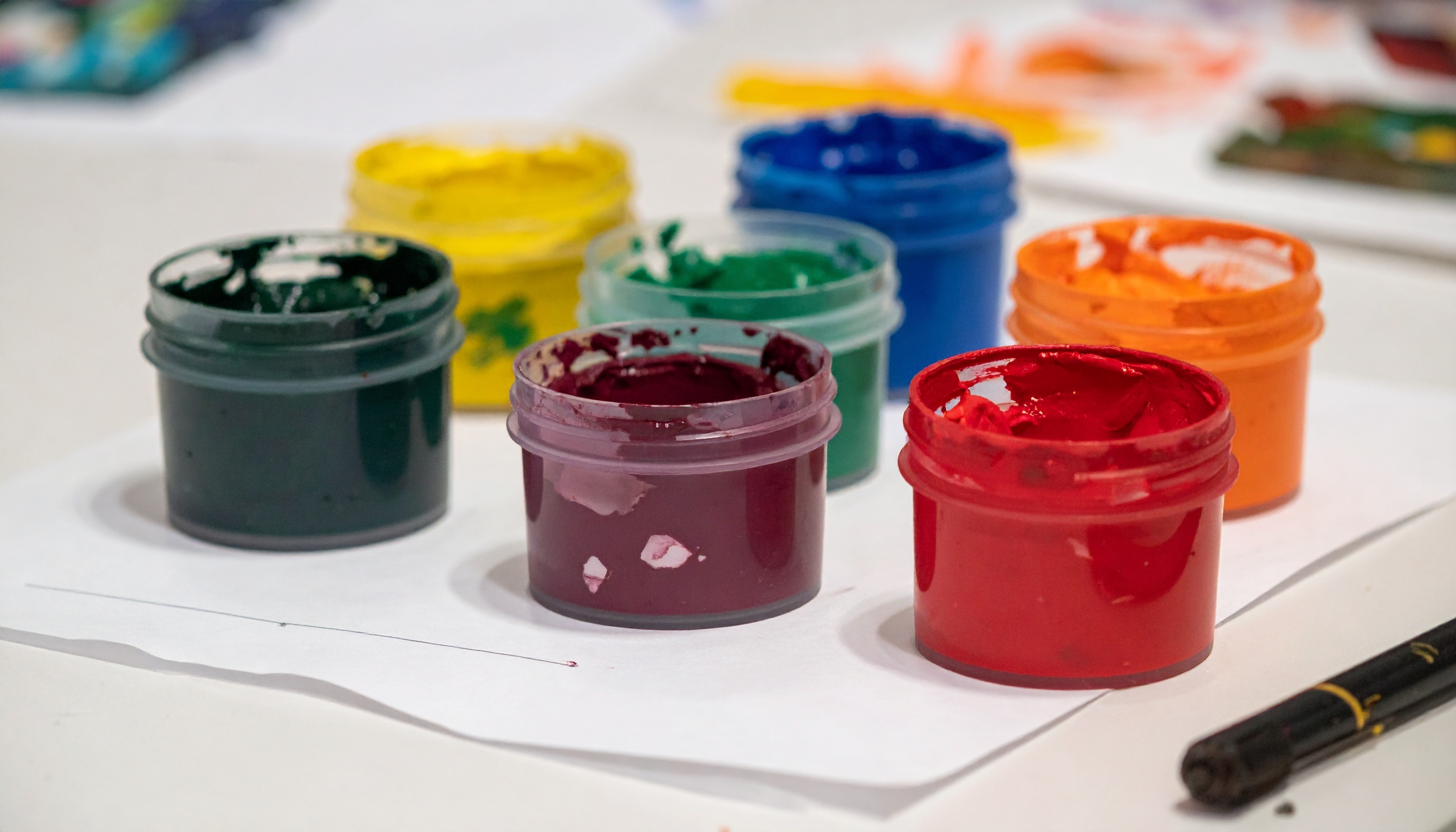 資材や道具を使って制作する子どもたち